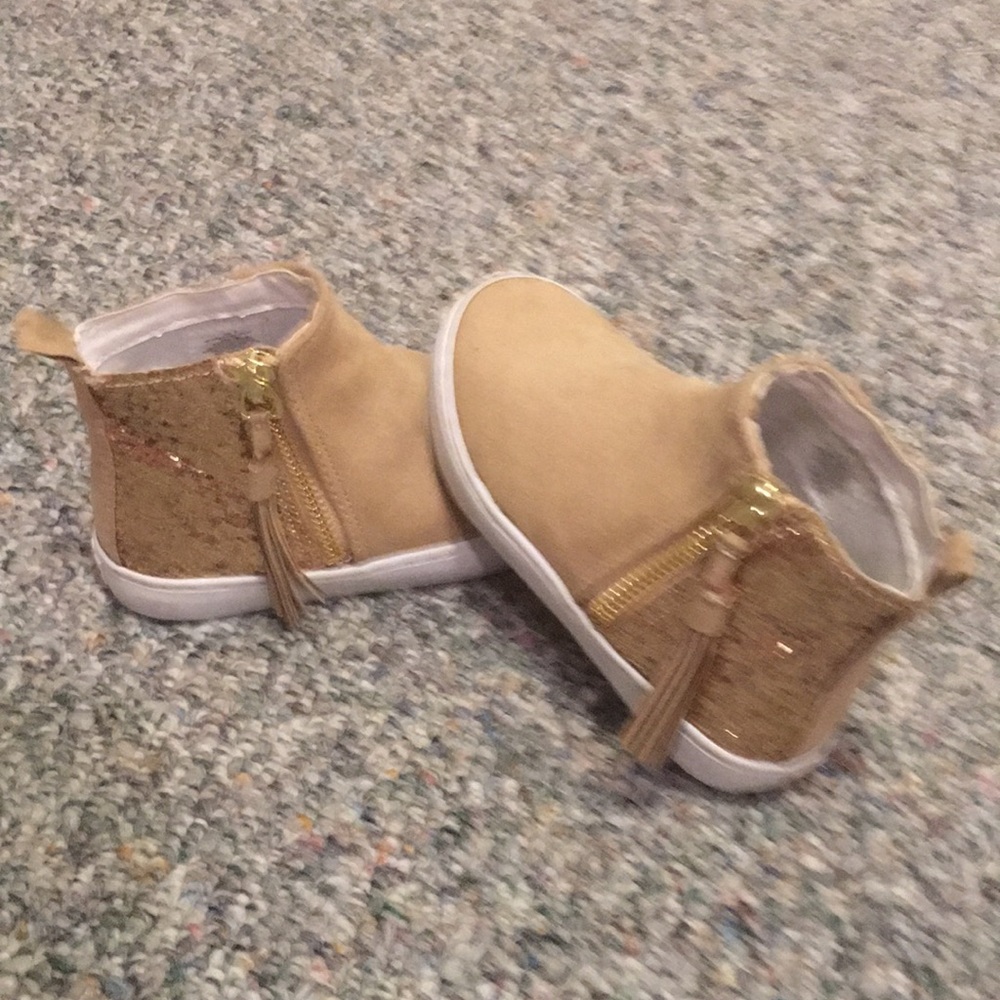 Crazy eight boots new
